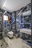 Comfort-Dreibettzimmer | Badezimmer | Dusche, kostenlose Toilettenartikel, Handtücher