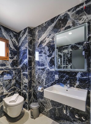 舒适三人房 | 浴室 | 淋浴设施、免费洗浴用品、毛巾