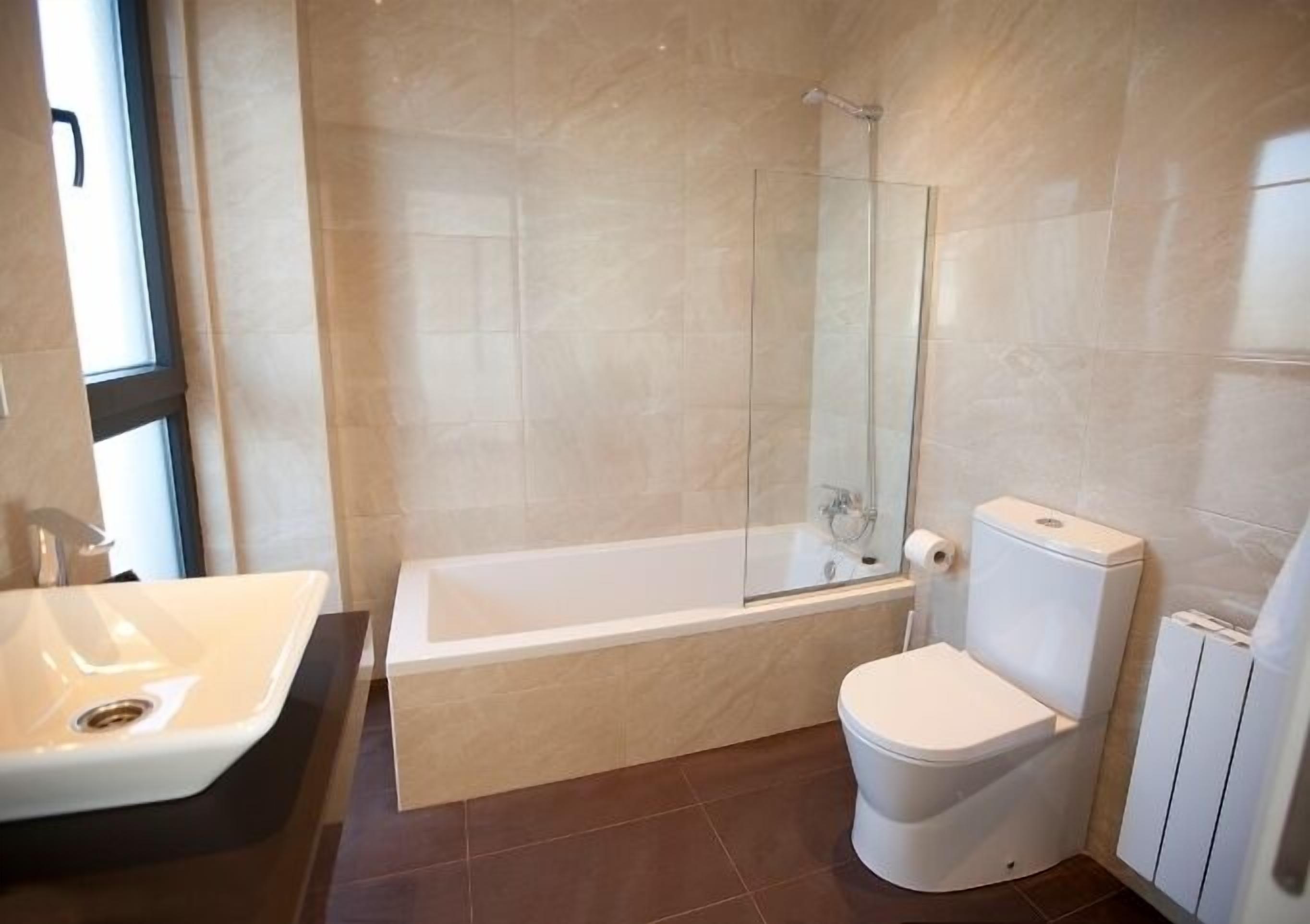 Een bad/douchecombinatie, gratis toiletartikelen, een haardroger