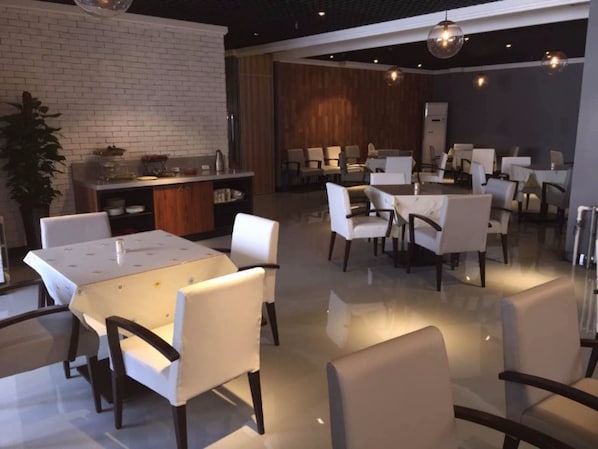 2 restaurantes; se sirve almuerzo y cena; cocina local e internacional