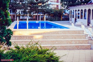 Sesongbasert utendørsbasseng