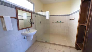 Superior Room | Bathroom | Shower, free toiletries, hair dryer, bidet
