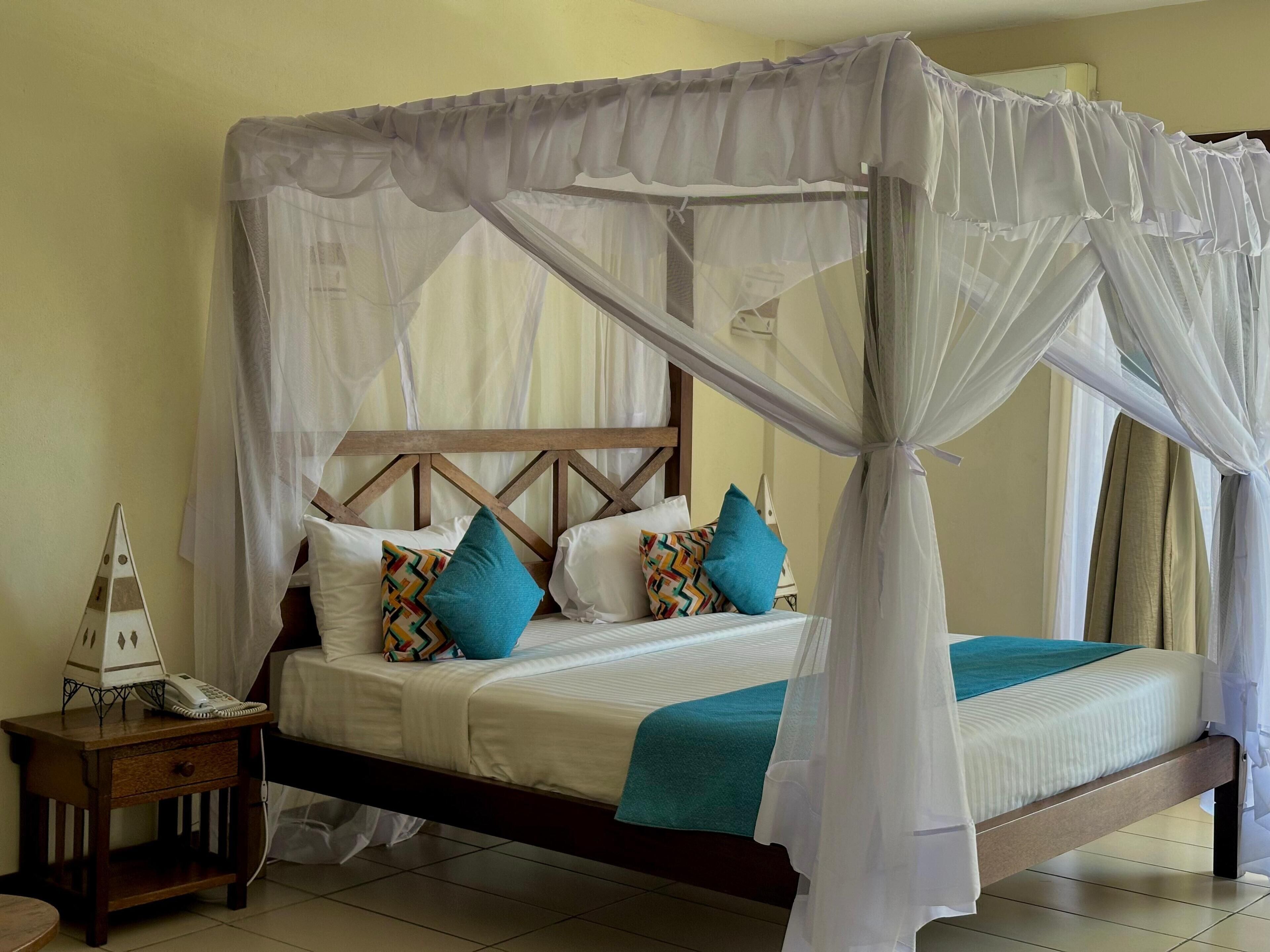 Deluxe Room (with Garden View) | Minibar, in-room safe, desk, soundproofing