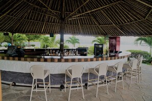 Poolside bar - CityBlue Creekside Hotel & Suites, Mombasa (Mombasa)