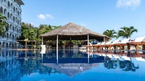 Una piscina al aire libre, tumbonas