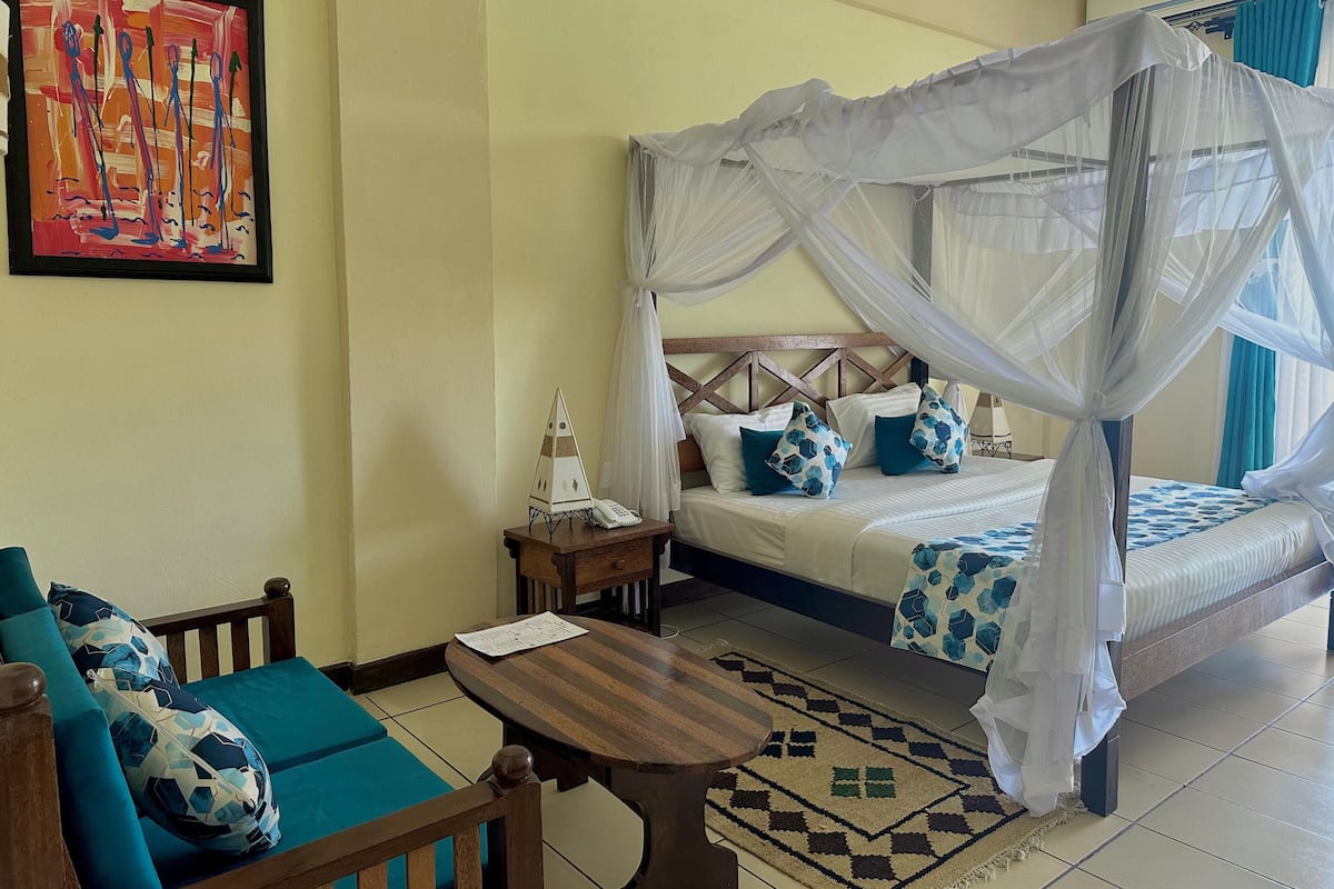 Deluxe Room, Pool View | Minibar, coffre-fort, bureau, système d’insonorisation