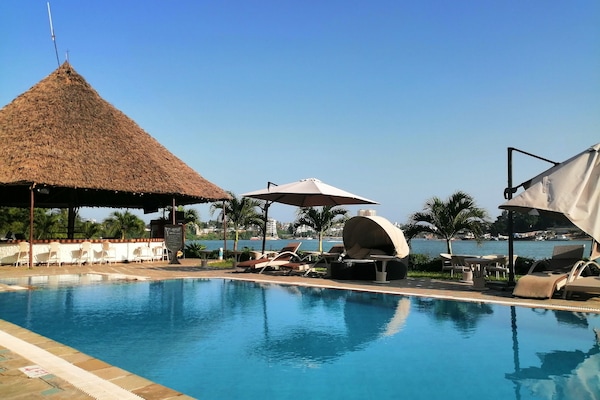 Ulkouima-allas, aurinkotuoleja