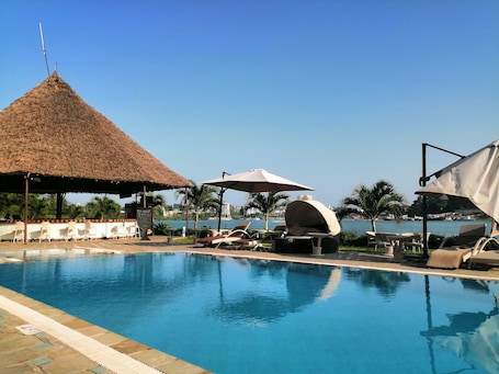 Outdoor pool, pool loungers. CityBlue Creekside Hotel & Suites, Mombasa