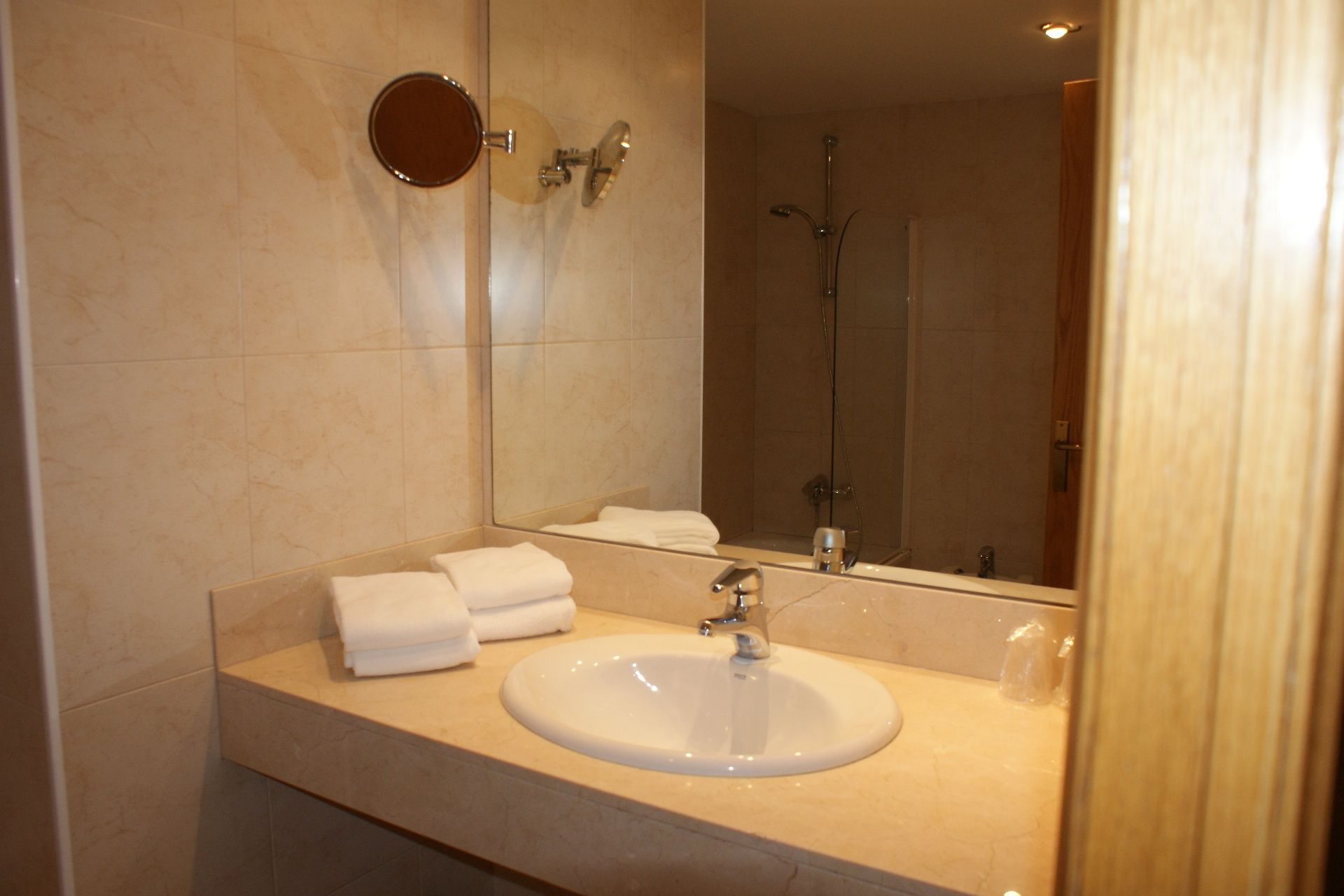 Habitación cuádruple familiar | Baño | Artículos de higiene personal gratuitos, secador de pelo, bidé y toallas