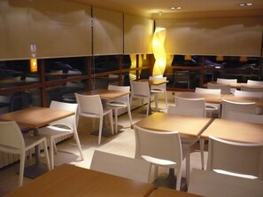 Breakfast and dinner served, Mediterranean cuisine - Hotel Estel (Berga)