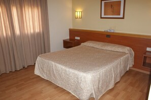 Quarto casal | Cofres nos quartos, escrivaninha, cortinas blackout