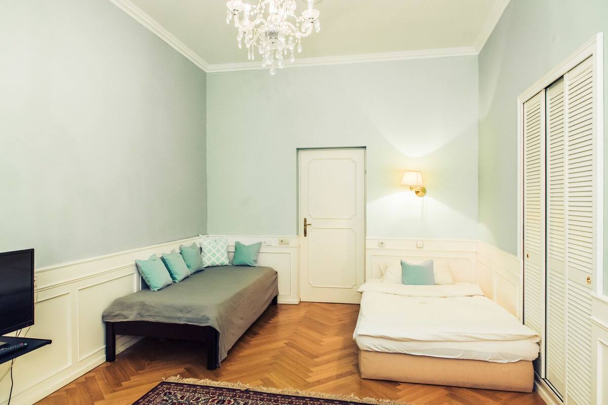 Apartamento | Cofres nos quartos, escrivaninha, espaço de trabalho para notebook