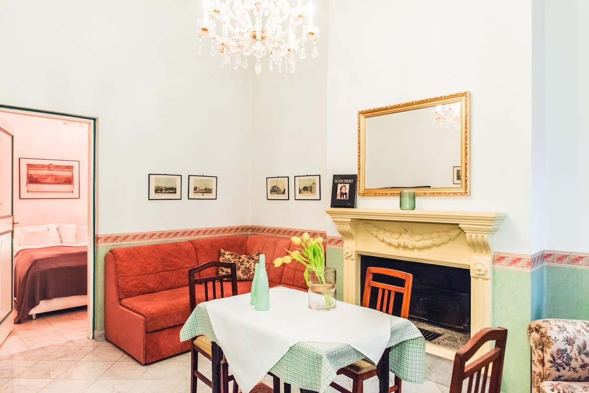 Apartamento | Cofres nos quartos, individualmente decorados
