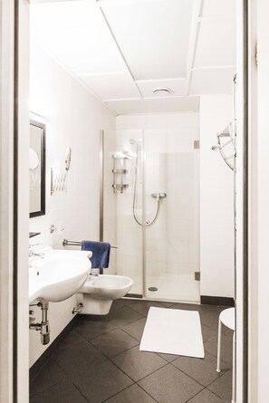 Apartamento | Baño | Artículos de higiene personal gratuitos, secador de pelo y toallas