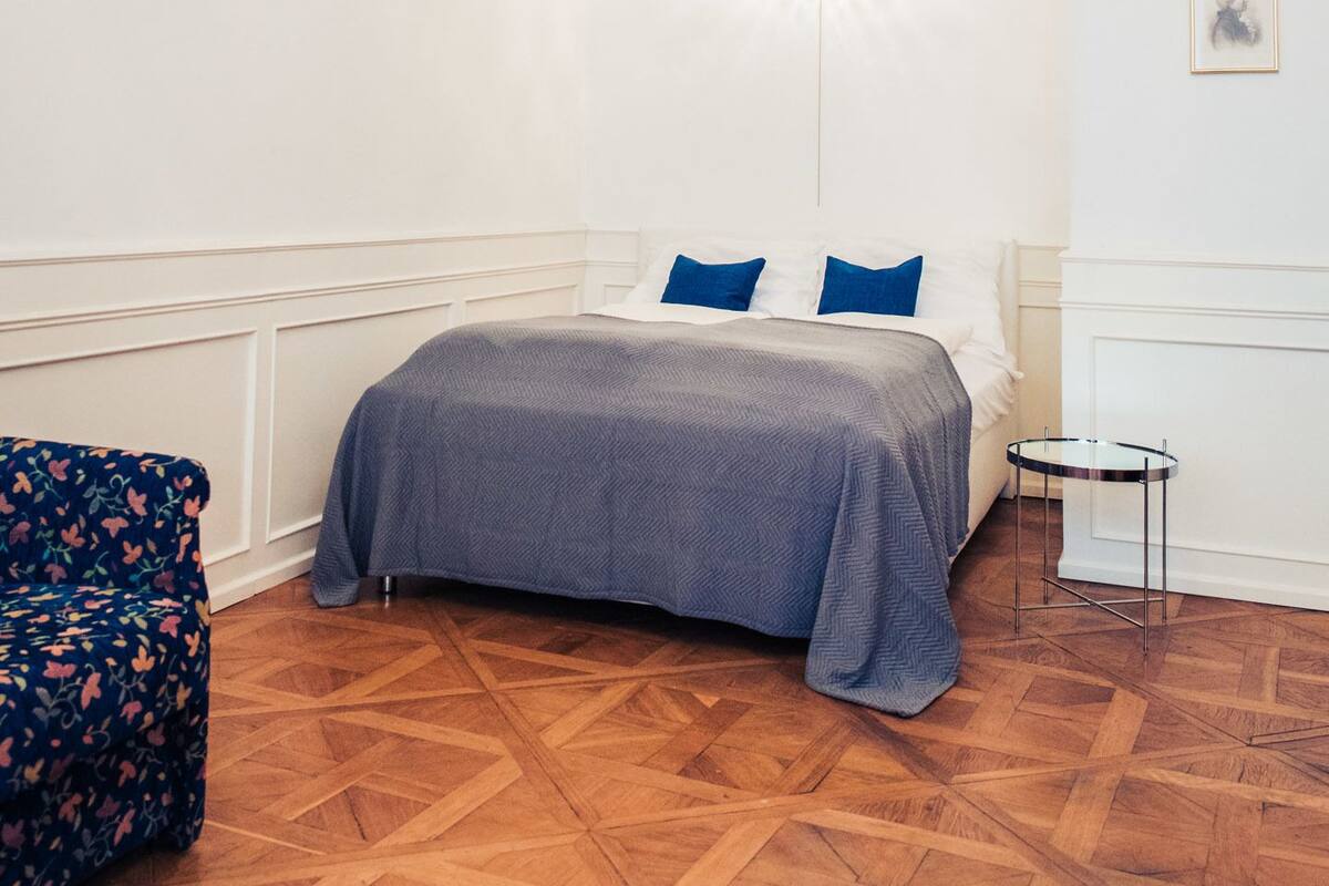 Apartamento | Cofres nos quartos, escrivaninha, espaço de trabalho para notebook