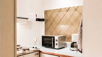 Apartment 5 Johannes Brahms | Eigene Küche | Kühlschrank, Mikrowelle, Herdplatte, Wasserkocher mit Kaffee-/Teezubehör