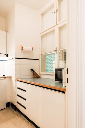 Apartamento | Cozinha privada | Geladeira, micro-ondas, cooktop, cafeteira/chaleira