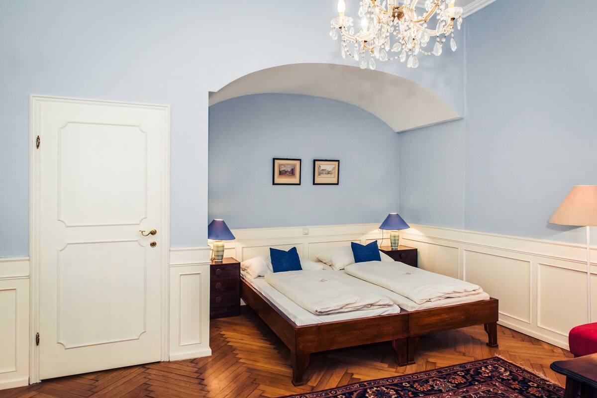 Apartamento | Cofres nos quartos, escrivaninha, espaço de trabalho para notebook