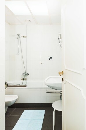 Apartment 6 Gustav Mahler | Bathroom | Free toiletries, hair dryer, towels - Ofenloch Apartments (Vienna)