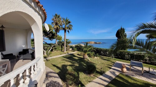 Cottage on the beach - incredible view of the sea - private pool 