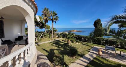 Cottage on the beach - incredible view of the sea - private pool