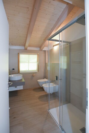 Deluxe Double Room, Vineyard View | Bathroom - Agritur Casteller (Trento)