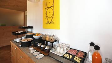 Tägliches Frühstücksbuffet gegen Gebühr