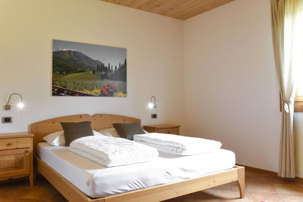 Comfort Room, 2 Bedrooms, Vineyard View | Hypo-allergenic bedding available, down comforters, minibar, desk