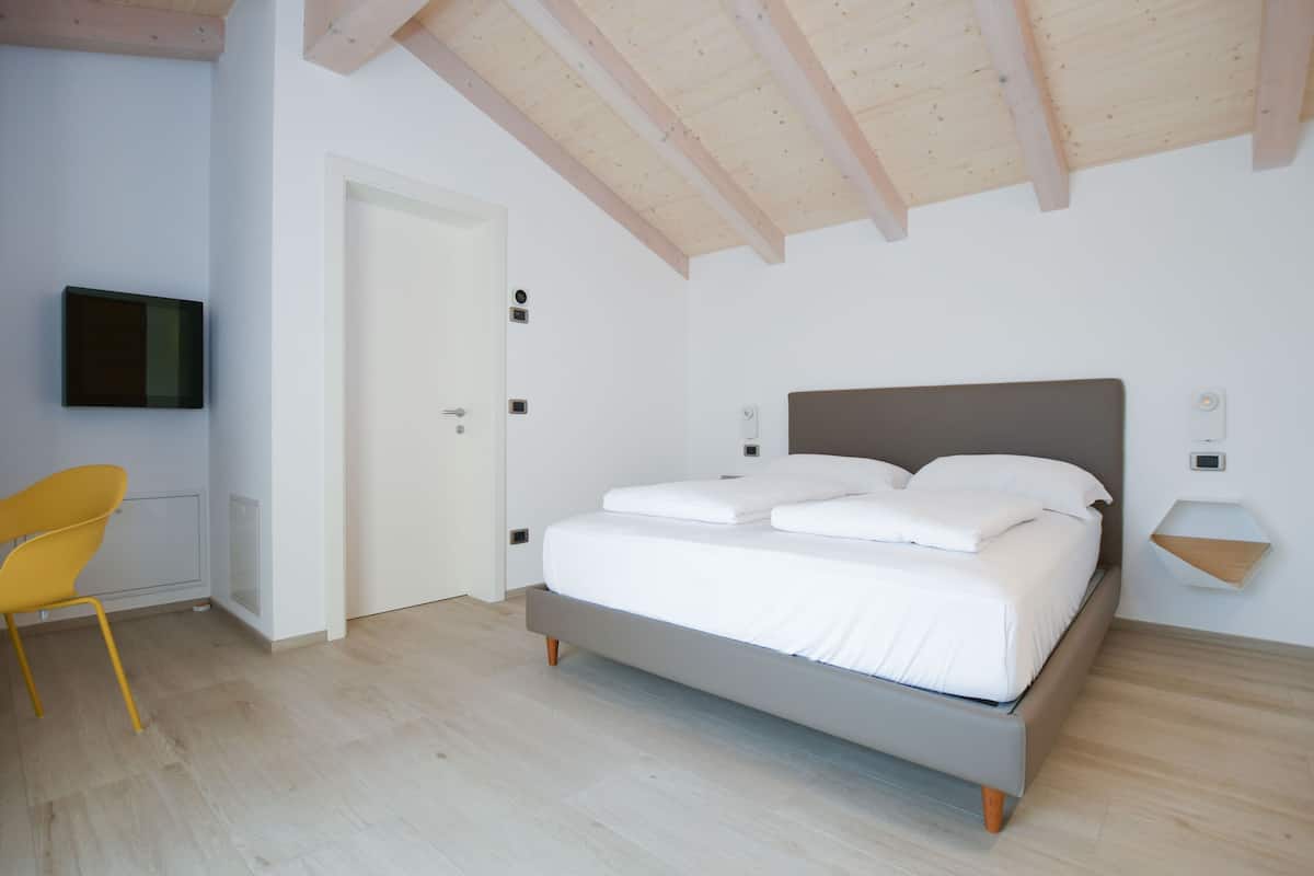 Deluxe Double Room, Vineyard View | 1 bedroom, hypo-allergenic bedding, down comforters, minibar