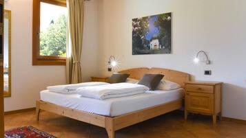 Standard-Doppelzimmer, Blick auf den Weinberg | Allergikerbettwaren, Daunenbettdecken, Minibar, Schreibtisch