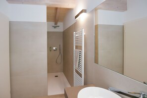 Deluxe Double Room, Vineyard View | Bathroom | Shower, free toiletries, hair dryer, towels - Agritur Casteller (Trento)