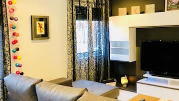 Departamento Deluxe, 2 habitaciones, cocina, en esquina | Sala de estar | Televisión de pantalla plana