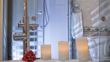 Suite, Bathtub (Torrelavega) | Bathroom | Free toiletries, hair dryer, towels