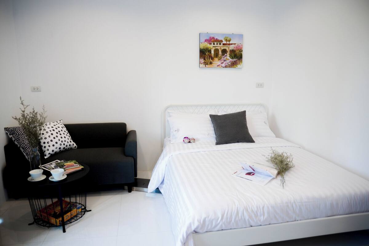 Studio Room with Balcony | 迷你吧、客房内保险箱、遮光窗帘、免费 WiFi