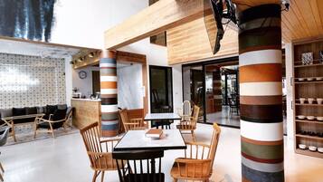 Desayuno a la carta diario (THB 350 por persona)