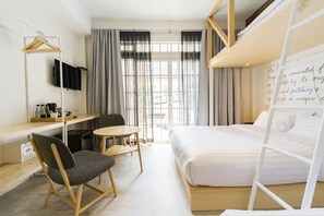 Habitación familiar | Minibar, caja de seguridad en la habitación y cortinas blackout