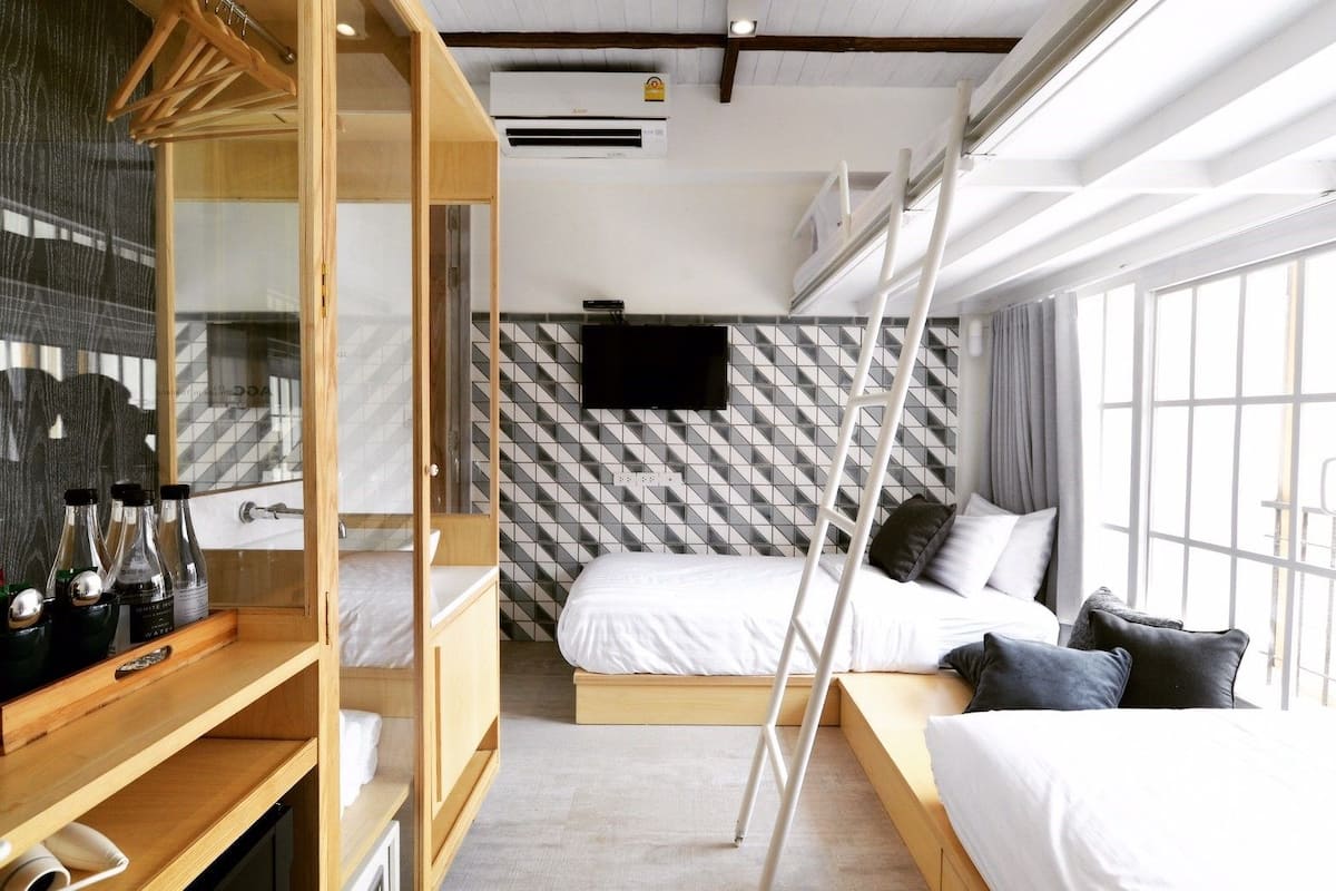 Vierbettzimmer | Minibar, Zimmersafe, Verdunkelungsvorhänge, Zustellbetten
