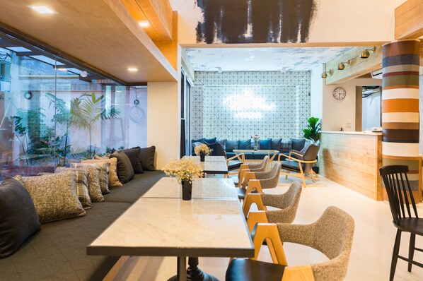 Déjeuner et dîner servis sur place, cuisine locale et internationale