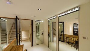 Um interior moderno com escada, um banco de madeira e um painel de vidro com a etiqueta 'PATTERN M2'.