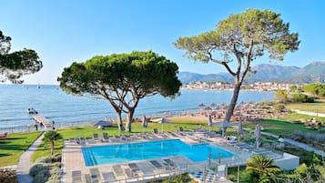 Piscine extérieure, chaises longues