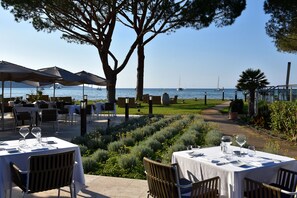 Outdoor dining - Hôtel De La Roya (Saint-Florent)