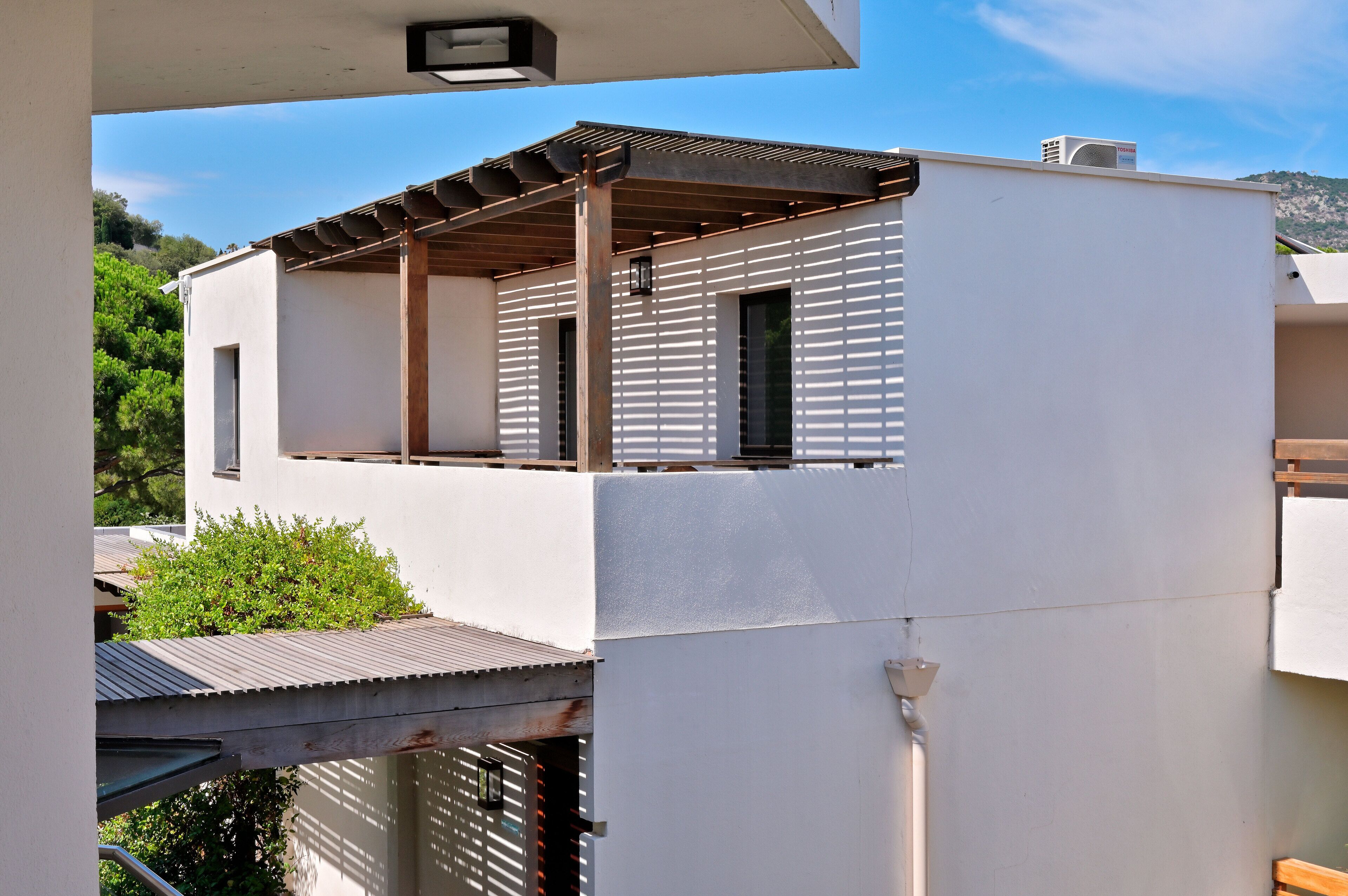 mountain side suite (parking) | minibar, in-room safe, individually decorated, laptop workspace