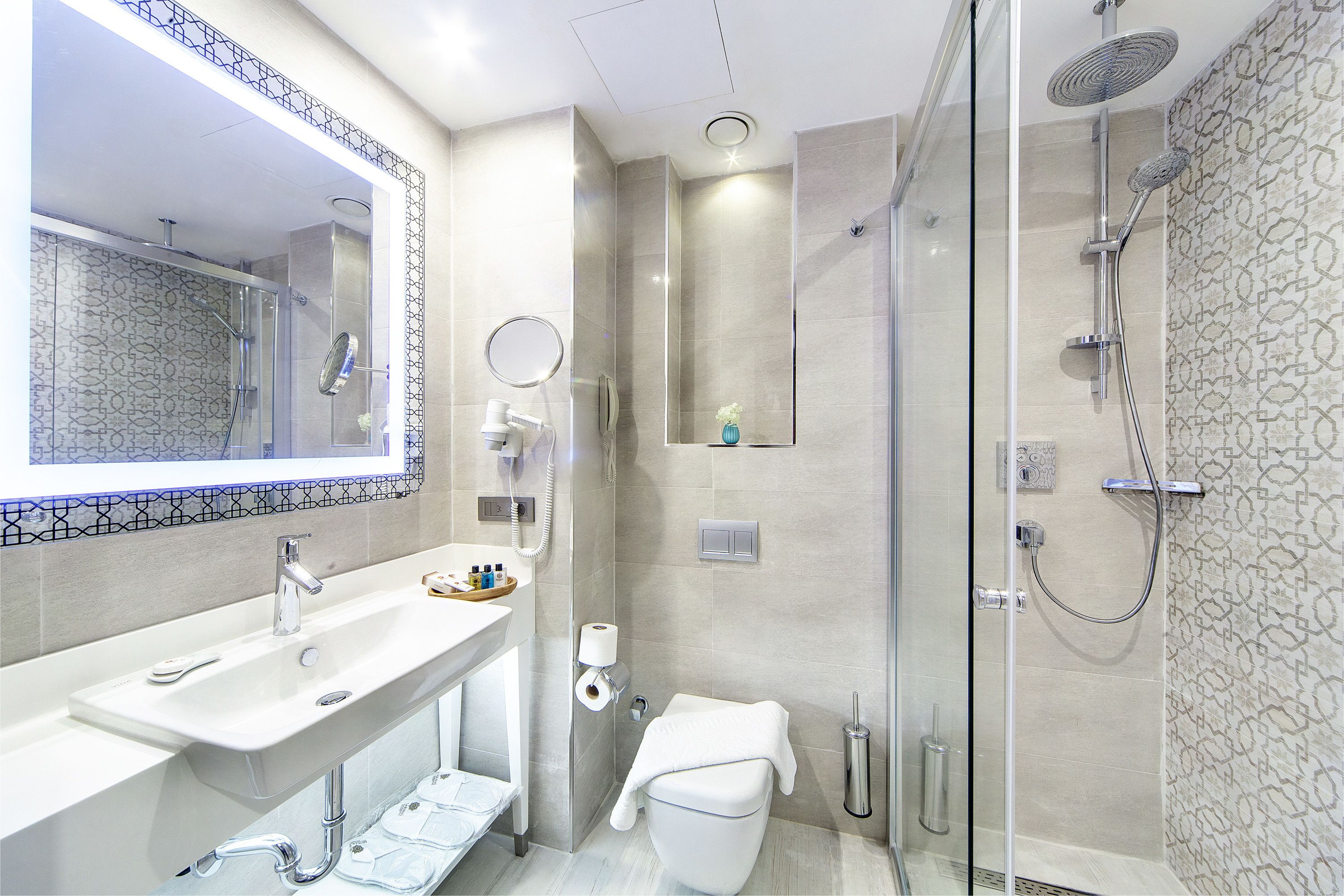 triple room | bathroom | shower, free toiletries, hair dryer, slippers