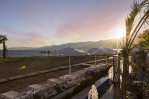 Private beach, sun-loungers, beach umbrellas, beach volleyball - Marpessa Blue Beach Resort & SPA Hotel (Silifke)