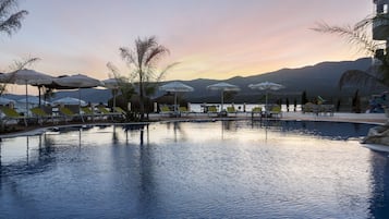2 piscines extérieures, parasols de plage, chaises longues