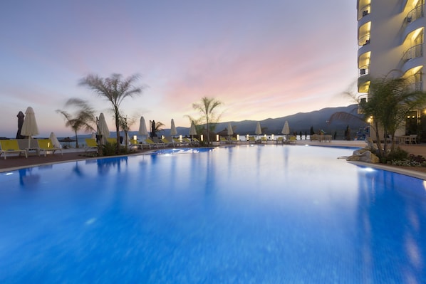 2 outdoor pools, pool umbrellas, pool loungers
