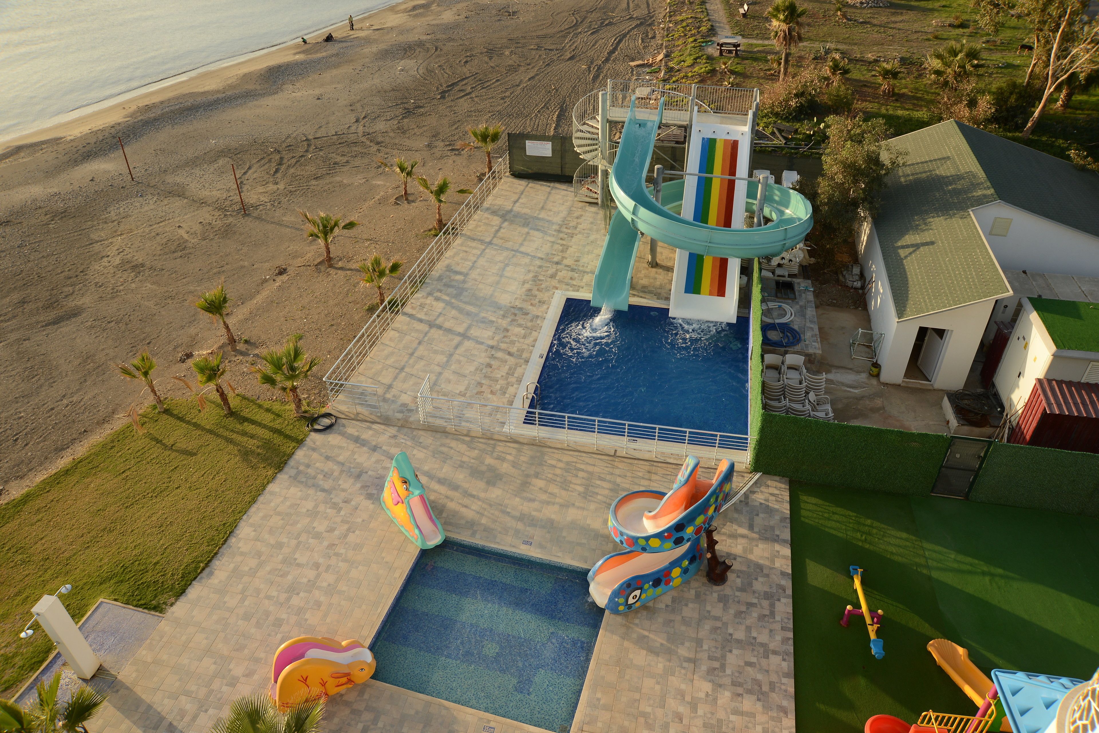 2 ulkouima-allasta, aurinkovarjoja, aurinkotuoleja