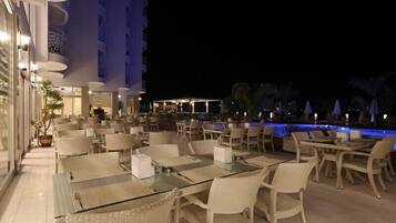 Breakfast, lunch and dinner served