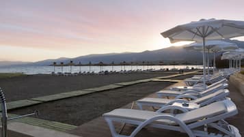 私家海滩、沙滩椅、海滩遮阳伞、排球