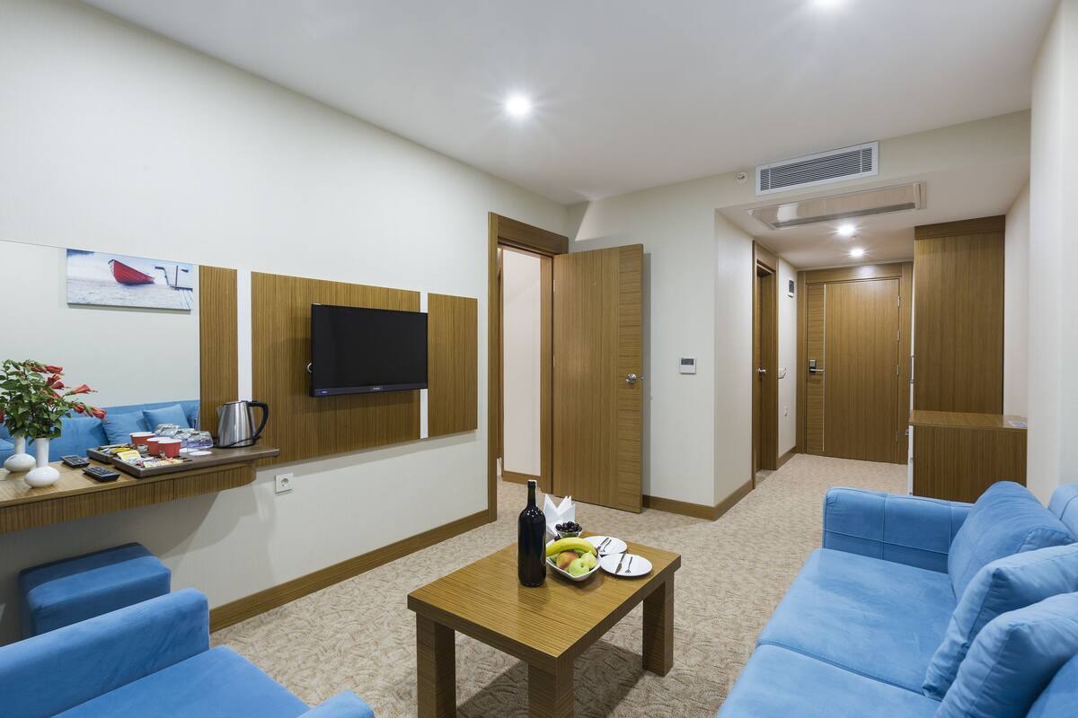 Suite, vistas al mar | Sala de estar | Una televisión LCD